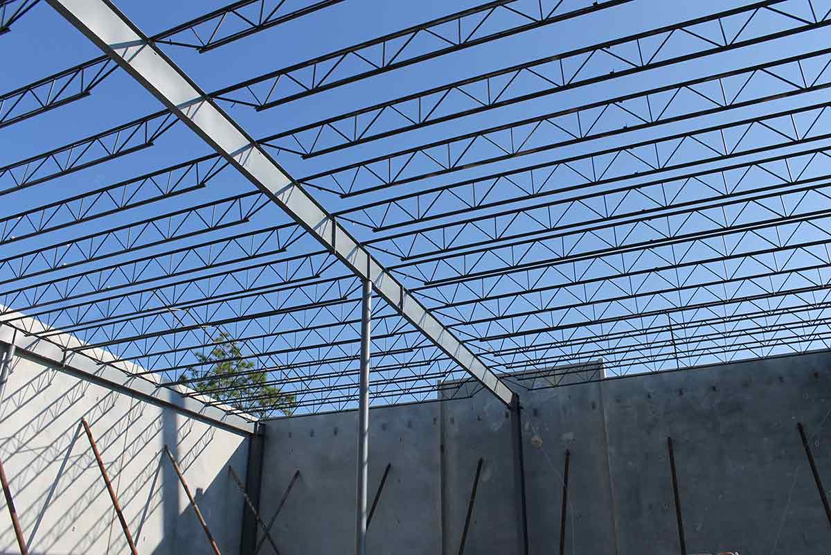 Construction of a long bay metal building at Port Jax Trade Center in Florida, which will accommodate bays up to 60 ft long. Construction of a long bay metal building at Port Jax Trade Center in Florida, which will accommodate bays up to 60 ft long.