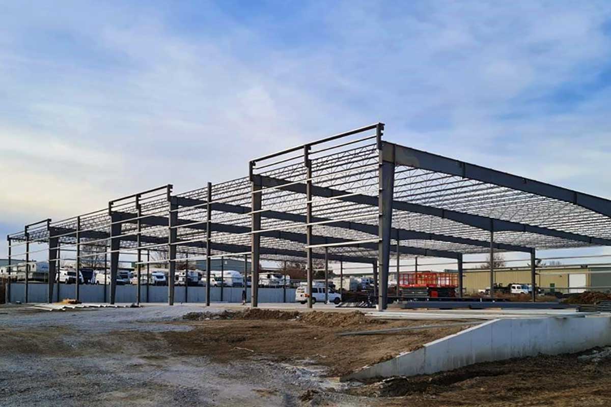aaaWEB This 40,500 sq. ft. building has 50’ and 33' 4" bar joist bays with inset and outset girts with parapets at the outset locations.